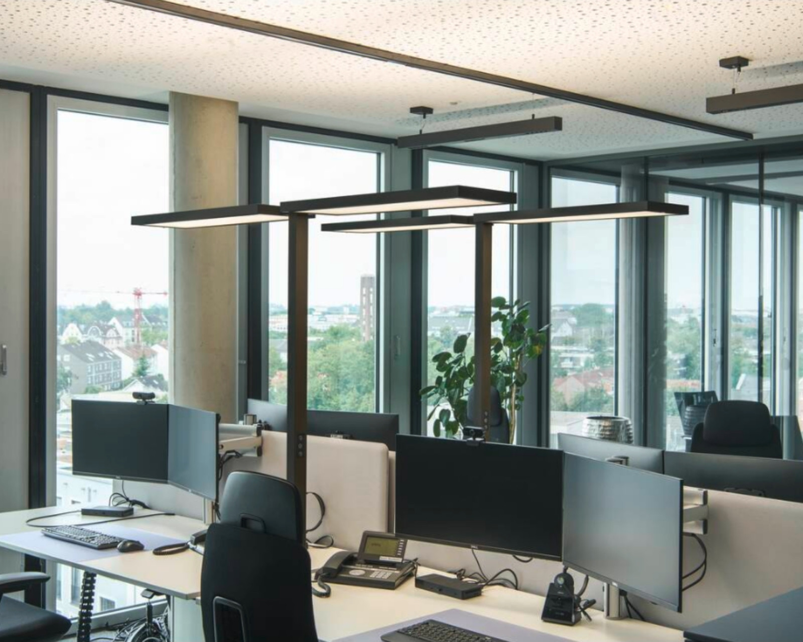 Arbeitsplatz im Homeoffice mit LED-Pendelleuchte