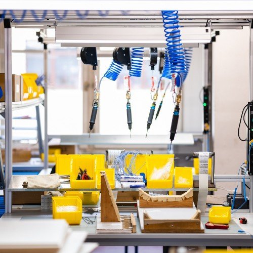 Breitflächige LED-Beleuchtung in einer Fertigungslinie mit hoher Lichtqualität