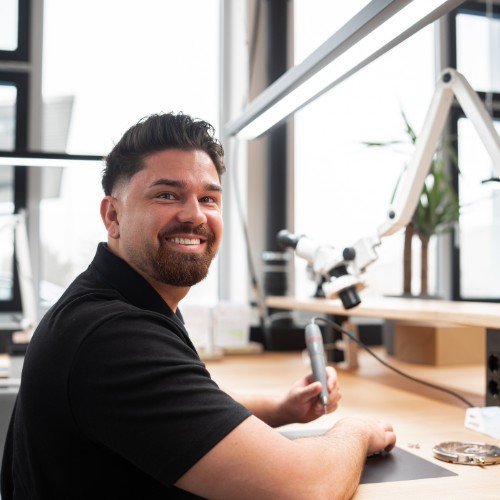 LED Pendelleuchte für Zahntechniker mit Anwender