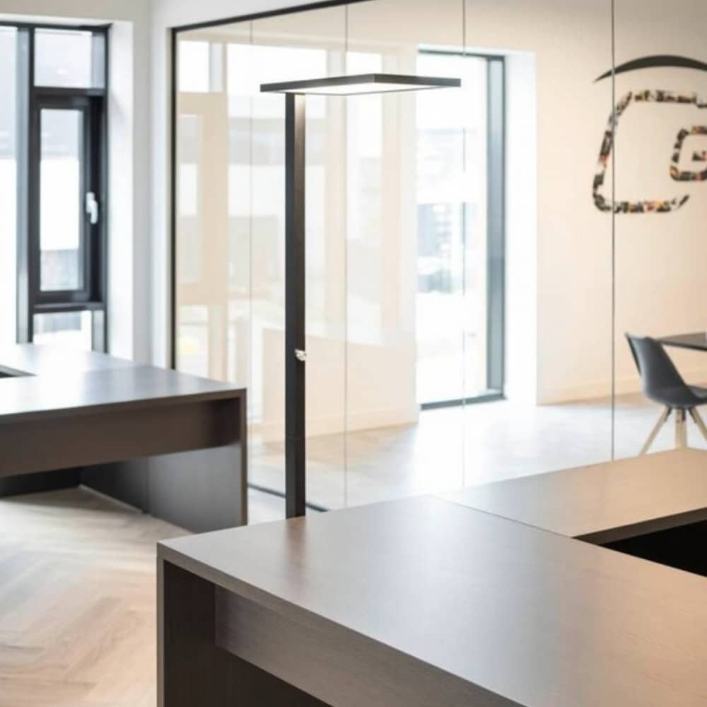 LED Stehleuchte Basic schwarz im Büro
