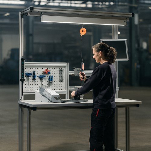 Moderne LED-Industrieleuchten in einer Produktionshalle mit gleichmäßiger Ausleuchtung