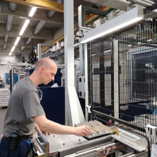 Nachhaltige Industriebeleuchtung mit energieeffizienter LED-Technik in Werkhalle