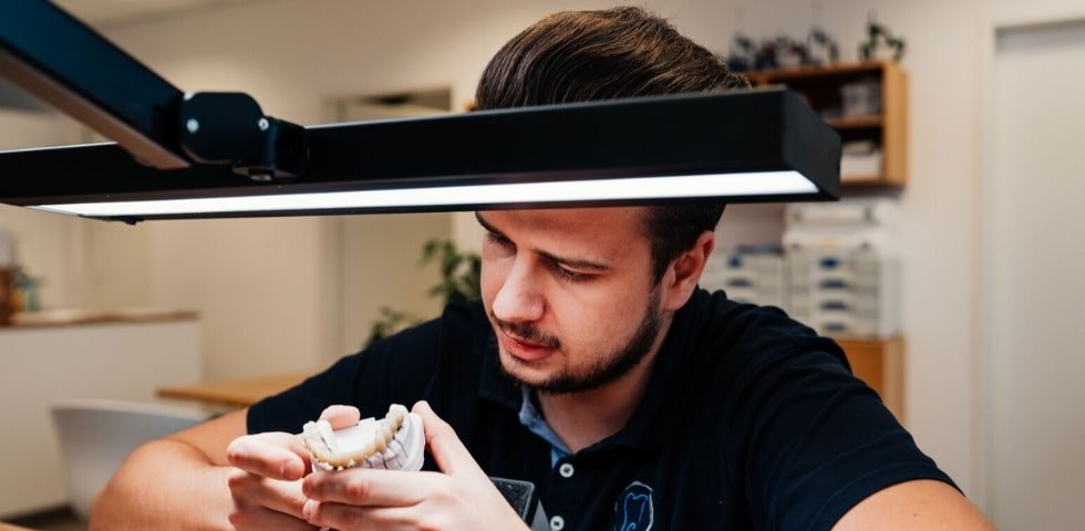 Perfektion braucht das beste Dentallicht – Dentaldesign Erlangen macht es vor!