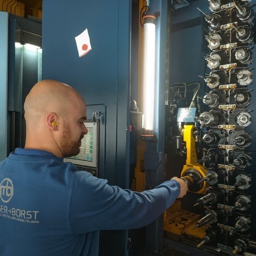 Robuste LED-Leuchte mit Aluminiumgehäuse im Einsatz in rauer Industrieumgebung